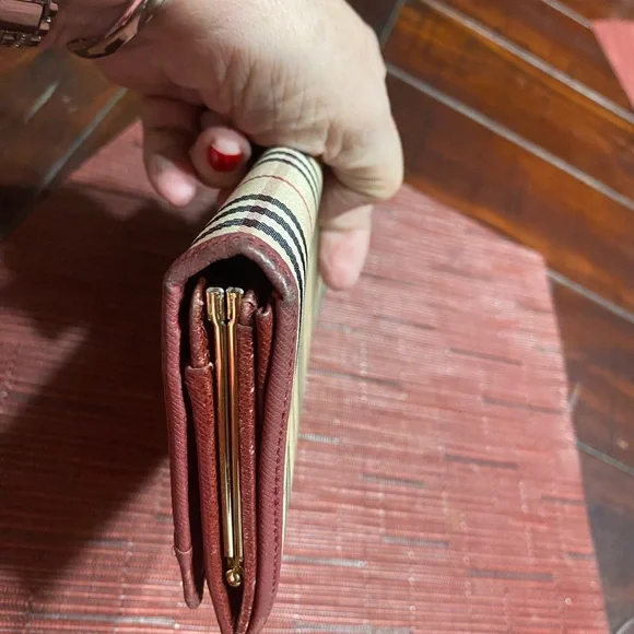 💎Burberry long Wallet with Kisslock gold tone hardware would look cute on chain - Picture 11 of 13